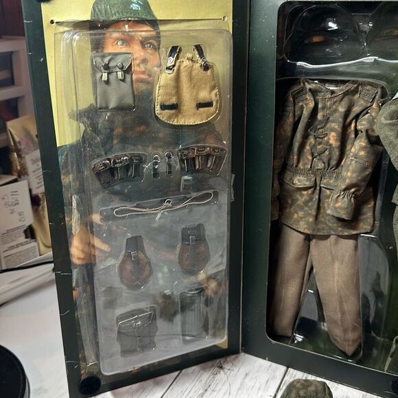 WWII German Handschar SS-Rottenfuhrer 1/6 Scale Slavo Juric Collectible Figure - Picture 2 of 15